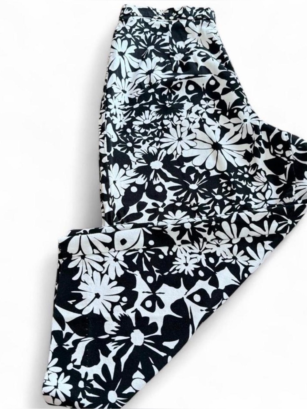 Women’s  size 8 petite black and white floral high waist capri by BRIGGS.
